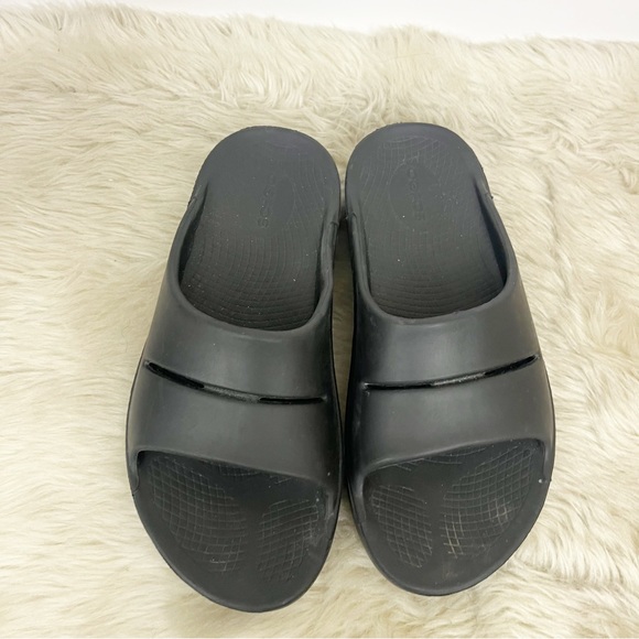 Oofos Ooahh Black Rubber Slides Size 8 - Picture 5 of 7